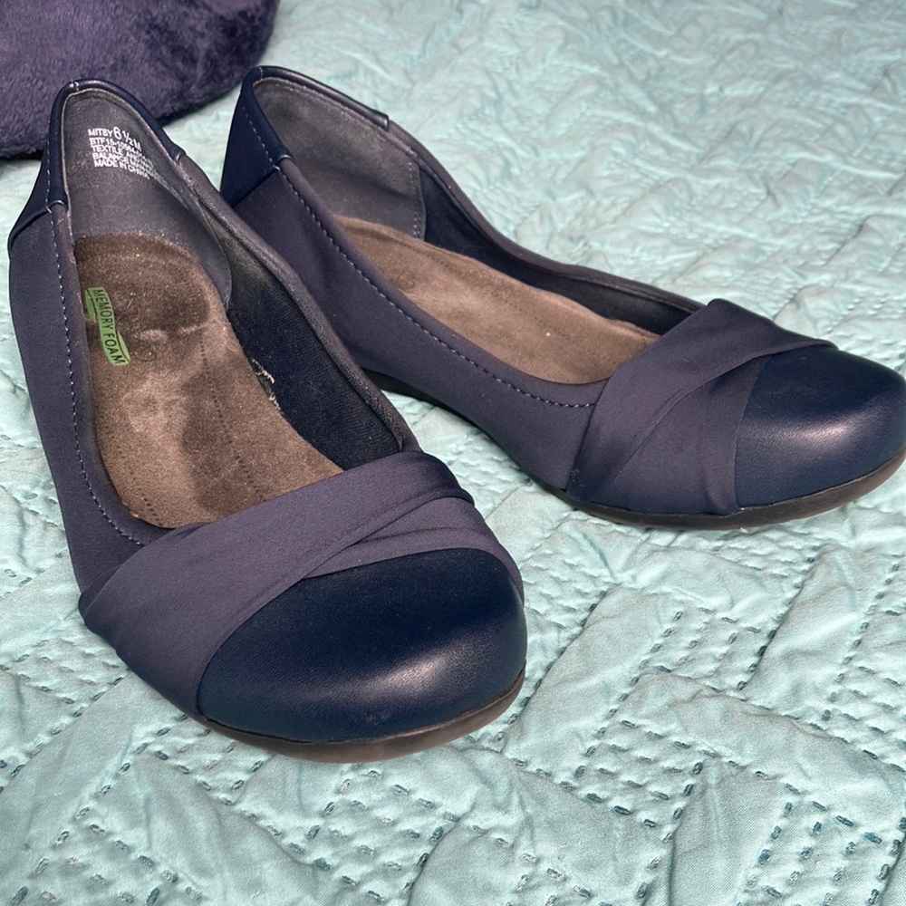 BareTraps memory foam blue flats Mitsy 6.5 low wedge